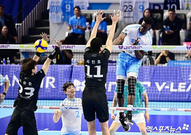 10일 오후 인천 계양체육관에서 열린 '진에어 2025-2026 V-리그' 대한항공과 현대캐피탈의 챔피언결정전 5차전 경기, 대한항공 마쏘가 공격을 시도하고 있다. 인천, 박지영 기자