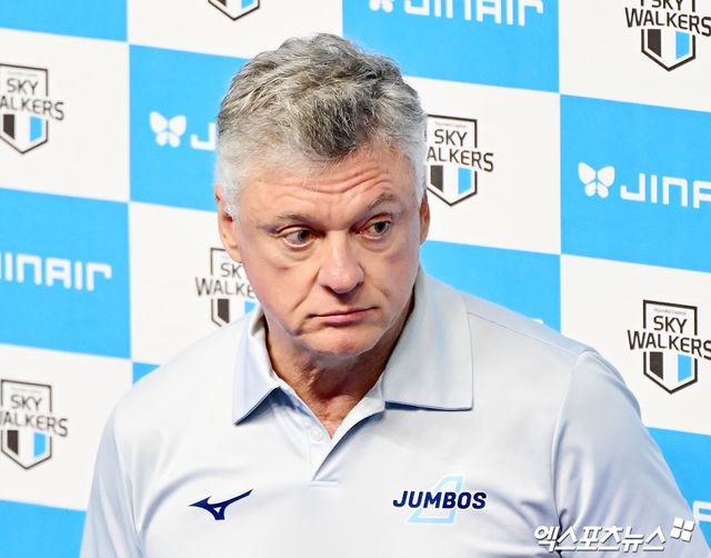 8일 오후 충남 천안유관순체육관에서 열린 '진에어 2025-2026 V-리그' 현대캐피탈과 대한항공의 챔피언결정전 4차전 경기, 대한항공 헤난 감독이 방송 인터뷰에 임하고 있다. 엑스포츠뉴스 DB