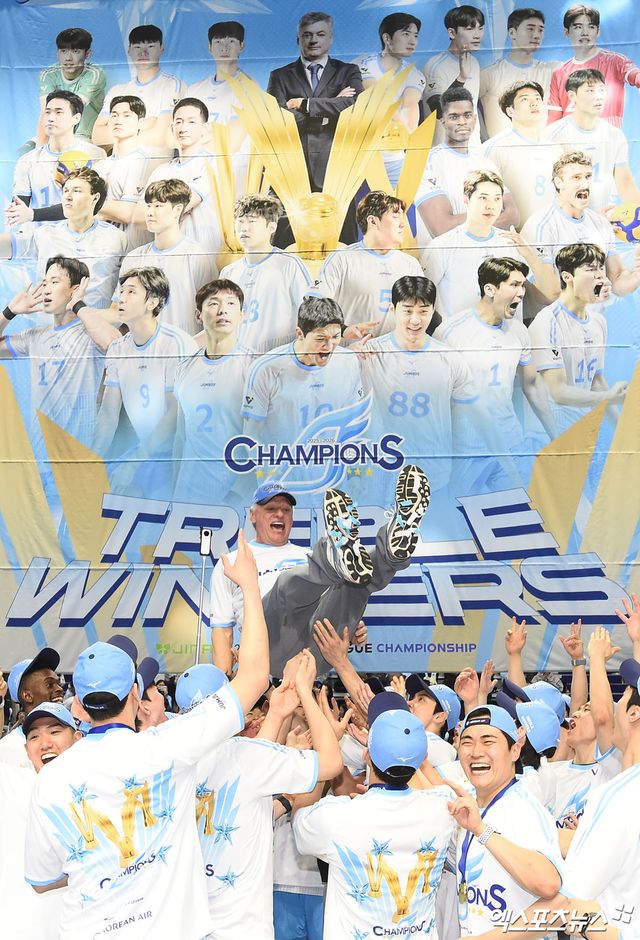 10일 오후 인천 계양체육관에서 열린 '진에어 2025-2026 V-리그' 대한항공과 현대캐피탈의 챔피언결정전 5차전 경기, 대한항공이 세트 스코어 3:1(25:18, 25:21, 19:25, 25:23)로 승리하며 트레블을 달성했다. 경기 종료 후 대한항공 헤난 달 조토 감독이 헹가래를 받고 있다. 인천, 박지영 기자