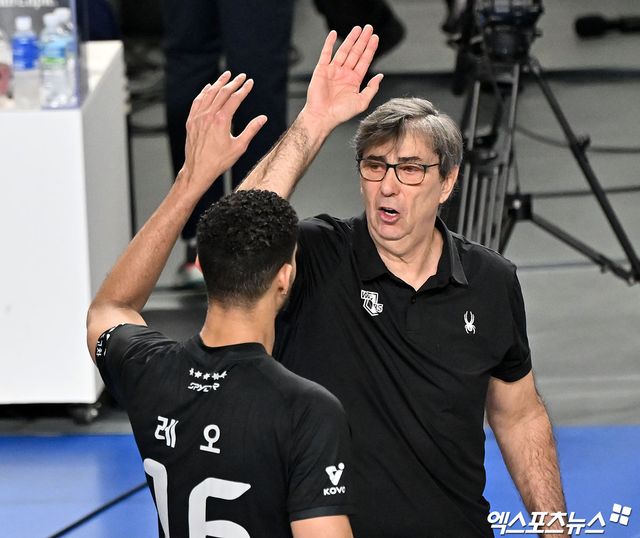 8일 오후 충남 천안유관순체육관에서 열린 '진에어 2025-2026 V-리그' 현대캐피탈과 대한항공의 챔피언결정전 4차전 경기, 현대캐피탈이 대한항공에 세트스코어 3:0(25-23 25-23 31-29) 승리를 거두며 '0% 기적' 불씨를 살렸다. 현대캐피탈 필립 블랑 감독이 레오와 하이파이브를 하고 있다. 엑스포츠뉴스 DB