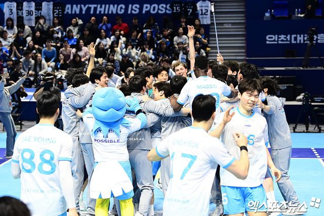 10일 오후 인천 계양체육관에서 열린 '진에어 2025-2026 V-리그' 대한항공과 현대캐피탈의 챔피언결정전 5차전 경기, 대한항공이 세트 스코어 3:1(25:18, 25:21, 19:25, 25:23)로 승리하며 트레블을 달성했다. 경기 종료 후 대한항공 선수들이 기쁨을 누리고 있다. 인천, 박지영 기자