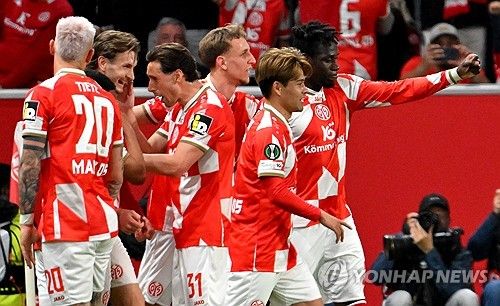 마인츠가 10일(한국시간) 독일 마인츠에 있는 메바 아레나에서 열린 스트라스부르(프랑스)와의 2025-2026시즌 유럽축구연맹(UEFA) 콘퍼런스리그 8강 1차전에서 2-0으로 승리했다.&nbsp;이재성이 빠진 가운데 마인츠는 일본 국가대표 미드필더 사노 가이슈의 맹활약 속에 승리하며 4강 진출에 유리한 고지를 점했다.&nbsp;이재성은 2월 독일 매체 '빌트'와 인터뷰에서 팀의 목표는 (콘퍼런스리그) 우승이다라며 우승에 대한 열망을 드러낸 바 있는데 동료들이 자신이 없는 가운데 더 높은 곳을 향하기 위한 발판을 마련해줬다.&nbsp;연합뉴스