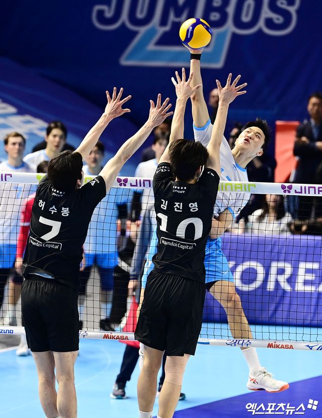 10일 오후 인천 계양체육관에서 열린 '진에어 2025-2026 V-리그' 대한항공과 현대캐피탈의 챔피언결정전 5차전 경기, 대한항공 임동혁이 공격을 시도하고 있다. 인천, 박지영 기자