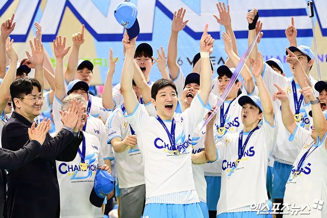 10일 오후 인천 계양체육관에서 열린 '진에어 2025-2026 V-리그' 대한항공과 현대캐피탈의 챔피언결정전 5차전 경기, 대한항공이 세트 스코어 3:1(25:18, 25:21, 19:25, 25:23)로 승리하며 트레블을 달성했다. 경기 종료 후 대한항공 정지석이 MVP를 수상하고 있다. 인천, 박지영 기자