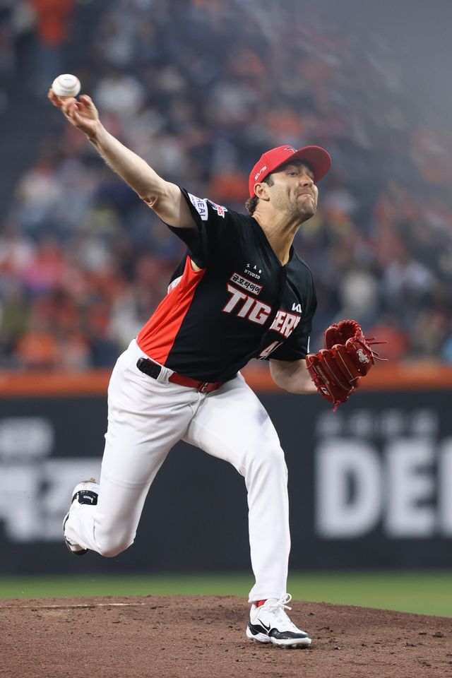 KIA 타이거즈가 선발 투수 제임스 네일의 퀄리티 스타트 쾌투와 홈런 세 방을 앞세워 한화 이글스와 올 시즌 첫 맞대결 승리를 가져갔다. KIA는 10일 대전 한화생명볼파크에서 2026 신한 SOL뱅크 KBO리그 한화전을 치러 6-5로 승리했다. 2연승을 달린 KIA는 시즌 4승7패, 3연승에 실패한 한화는 시즌 6승5패를 기록했다. 이날 4번타자로 나선 김도영이 홈런을 때렸다. 친정팀 원정 경기에서 등판한 김범수가 세이브를 챙겼다.