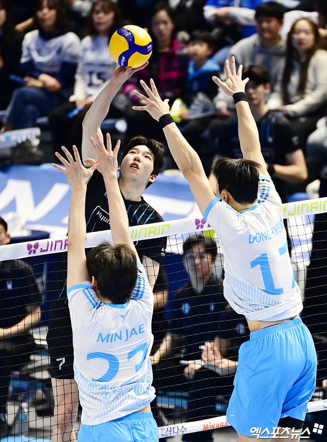 10일 오후 인천 계양체육관에서 열린 '진에어 2025-2026 V-리그' 대한항공과 현대캐피탈의 챔피언결정전 5차전 경기, 현대캐피탈 허수봉이 공격을 시도하고 있다. 인천, 박지영 기자