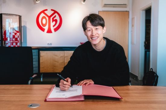 마인츠가 10일(한국시간) 독일 마인츠에 있는 메바 아레나에서 열린 스트라스부르(프랑스)와의 2025-2026시즌 유럽축구연맹(UEFA) 콘퍼런스리그 8강 1차전에서 2-0으로 승리했다.&nbsp;이재성이 빠진 가운데 마인츠는 일본 국가대표 미드필더 사노 가이슈의 맹활약 속에 승리하며 4강 진출에 유리한 고지를 점했다.&nbsp;이재성은 2월 독일 매체 '빌트'와 인터뷰에서 팀의 목표는 (콘퍼런스리그) 우승이다라며 우승에 대한 열망을 드러낸 바 있는데 동료들이 자신이 없는 가운데 더 높은 곳을 향하기 위한 발판을 마련해줬다.&nbsp;연합뉴스