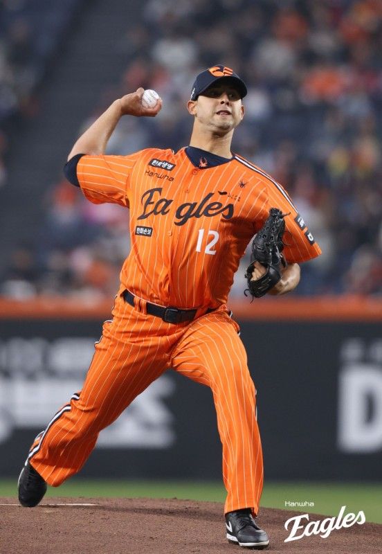 KIA 타이거즈가 선발 투수 제임스 네일의 퀄리티 스타트 쾌투와 홈런 세 방을 앞세워 한화 이글스와 올 시즌 첫 맞대결 승리를 가져갔다. KIA는 10일 대전 한화생명볼파크에서 2026 신한 SOL뱅크 KBO리그 한화전을 치러 6-5로 승리했다. 2연승을 달린 KIA는 시즌 4승7패, 3연승에 실패한 한화는 시즌 6승5패를 기록했다. 이날 4번타자로 나선 김도영이 홈런을 때렸다. 친정팀 원정 경기에서 등판한 김범수가 세이브를 챙겼다.