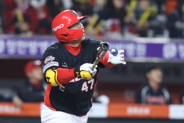 KIA 타이거즈가 선발 투수 제임스 네일의 퀄리티 스타트 쾌투와 홈런 세 방을 앞세워 한화 이글스와 올 시즌 첫 맞대결 승리를 가져갔다. KIA는 10일 대전 한화생명볼파크에서 2026 신한 SOL뱅크 KBO리그 한화전을 치러 6-5로 승리했다. 2연승을 달린 KIA는 시즌 4승7패, 3연승에 실패한 한화는 시즌 6승5패를 기록했다. 이날 4번타자로 나선 김도영이 홈런을 때렸다. 친정팀 원정 경기에서 등판한 김범수가 세이브를 챙겼다.