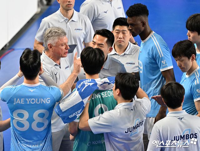 8일 오후 충남 천안유관순체육관에서 열린 '진에어 2025-2026 V-리그' 현대캐피탈과 대한항공의 챔피언결정전 4차전 경기, 대한항공 헤난 감독이 작전타임을 갖고 있다. 엑스포츠뉴스 DB