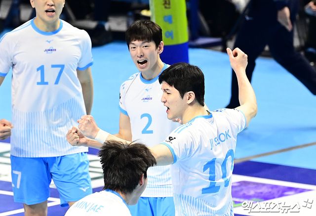 10일 오후 인천 계양체육관에서 열린 '진에어 2025-2026 V-리그' 대한항공과 현대캐피탈의 챔피언결정전 5차전 경기, 대한항공 한선수와 정지석이 득점에 기뻐하고 있다. 인천, 박지영 기자