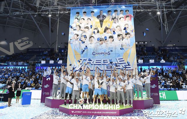 10일 오후 인천 계양체육관에서 열린 '진에어 2025-2026 V-리그' 대한항공과 현대캐피탈의 챔피언결정전 5차전 경기, 대한항공이 세트 스코어 3:1(25:18, 25:21, 19:25, 25:23)로 승리하며 트레블을 달성했다. 경기 종료 후 대한항공 선수들이 기념 촬영을 하고 있다. 인천, 박지영 기자