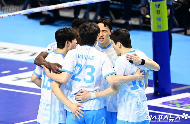 10일 오후 인천 계양체육관에서 열린 '진에어 2025-2026 V-리그' 대한항공과 현대캐피탈의 챔피언결정전 5차전 경기, 대한항공 선수들이 득점에 기뻐하고 있다. 인천, 박지영 기자