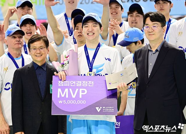 10일 오후 인천 계양체육관에서 열린 '진에어 2025-2026 V-리그' 대한항공과 현대캐피탈의 챔피언결정전 5차전 경기, 대한항공이 세트 스코어 3:1(25:18, 25:21, 19:25, 25:23)로 승리하며 트레블을 달성했다. 경기 종료 후 대한항공 정지석이 MVP 수상 기념 촬영을 하고 있다. 인천, 박지영 기자