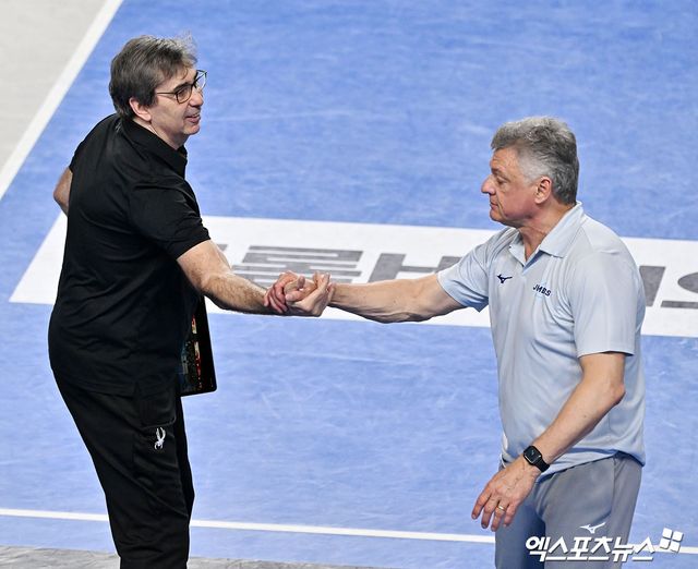 6일 오후 충남 천안유관순체육관에서 열린 '진에어 2025-2026 V-리그' 현대캐피탈과 대한항공의 챔피언결정전 3차전 경기, 현대캐피탈이 대한항공에 세트스코어 3:0(25-16 25-23 26-24)으로 승리하며 승부를 4차전으로 끌고갔다. 경기종료 후 현대캐피탈 필립 블랑 감독과 대한항공 헤난 감독이 악수를 하고 있다. 엑스포츠뉴스 DB