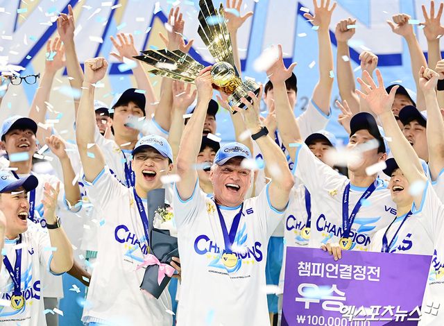 10일 오후 인천 계양체육관에서 열린 '진에어 2025-2026 V-리그' 대한항공과 현대캐피탈의 챔피언결정전 5차전 경기, 대한항공이 세트 스코어 3:1(25:18, 25:21, 19:25, 25:23)로 승리하며 트레블을 달성했다. 경기 종료 후 대한항공 헤난 달 조토 감독이 트로피를 들어올리고 있다. 인천, 박지영 기자