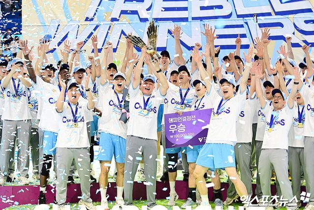 10일 오후 인천 계양체육관에서 열린 '진에어 2025-2026 V-리그' 대한항공과 현대캐피탈의 챔피언결정전 5차전 경기, 대한항공이 세트 스코어 3:1(25:18, 25:21, 19:25, 25:23)로 승리하며 트레블을 달성했다. 경기 종료 후 대한항공 선수단이 기념 촬영을 하고 있다. 인천, 박지영 기자