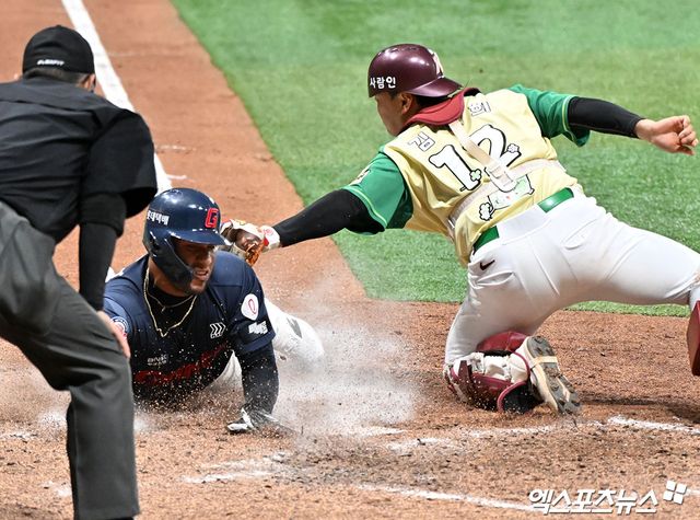 롯데 자이언츠 외국인 타자 빅터 레이예스(가운데)가 11일 서울 고척스카이돔에서 열린 2026 신한 SOL KBO리그 키움 히어로즈와의 팀 간 2차전에서 연장 10회초 결승 득점을 기록했다. 사진 김한준 기자