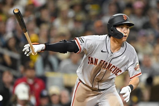 이정후는 11일 미국 메릴랜드주 볼티모어의 오리올 파크 앳 캠든 야즈에서 열린 볼티모어 오리올스와 2026 미국 메이저리그 정규시즌 원정경기에서 팀의 6번 타자 겸 우익수로 출전, 4타수 2안타 2타점 1득점을 기록했다. 2회 2루타에 이어 7회에는 마수걸이 홈런까지 터트렸다. 올 시즌 14번째 경기에서 나온 홈런포였다. 4월 월간 타율 0.083으로 부진하던 이정후는 오랜만에 멀티히트를 터트려 반등의 계기를 마련했다. 연합뉴스