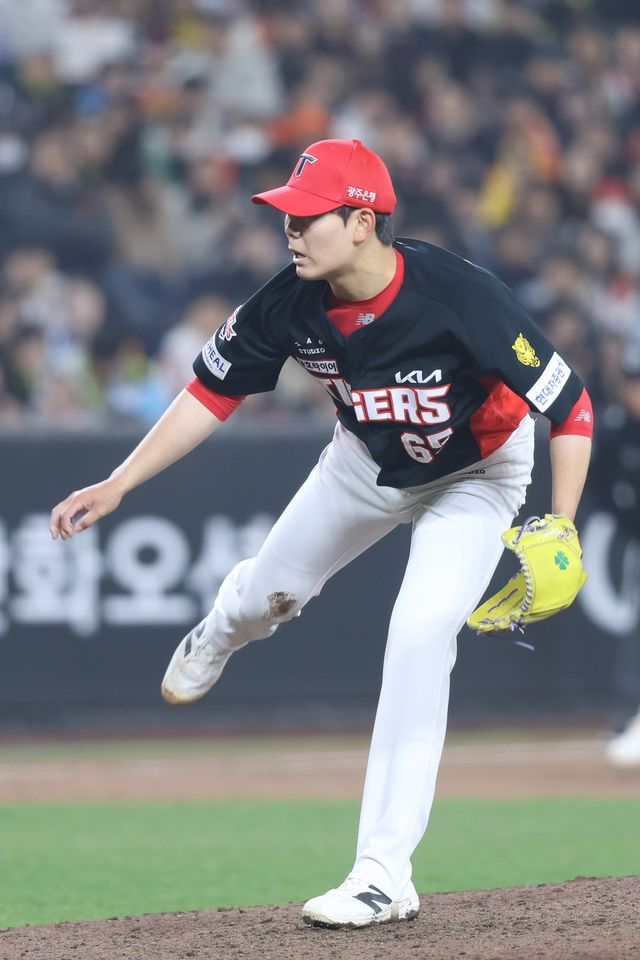 KIA는 11일 대전 한화생명볼파크에서 2026 신한 SOL뱅크 KBO리그 한화전을 치러 6-5로 승리했다. 3연승을 달린 KIA는 시즌 5승7패, 2연패에 빠진 한화는 시즌 6승6패를 기록했다. KIA는 8회초 박재현의 2루수 앞 내야 안타, 가브리엘 데일의 우전 안타로 무사 1, 3루 기회를 만들었다. 이후 상대 폭투로 한 점을 따라간 KIA는 이어진 무사 1, 2루 기회에서 김선빈의 페이크 번트 앤드 슬래시로 한 점을 더 보탰다.&nbsp;KIA는 무사 1, 3루 기회에서 김도영의 좌익수 방면 희생 뜬공으로 4-4 동점을 이뤘다. 이후 나성범의 우전 안타로 이어진 2사 1, 3루 기회에서 한준수의 중전 적시타로 5-4 역전에 성공했다. 대타 고종욱도 1타점 우전 적시타를 때려 한 점 더 달아났다.&nbsp;KIA 타이거즈