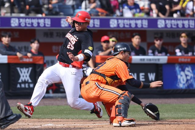 KIA는 11일 대전 한화생명볼파크에서 2026 신한 SOL뱅크 KBO리그 한화전을 치러 6-5로 승리했다. 3연승을 달린 KIA는 시즌 5승7패, 2연패에 빠진 한화는 시즌 6승6패를 기록했다. KIA는 8회초 박재현의 2루수 앞 내야 안타, 가브리엘 데일의 우전 안타로 무사 1, 3루 기회를 만들었다. 이후 상대 폭투로 한 점을 따라간 KIA는 이어진 무사 1, 2루 기회에서 김선빈의 페이크 번트 앤드 슬래시로 한 점을 더 보탰다.&nbsp;KIA는 무사 1, 3루 기회에서 김도영의 좌익수 방면 희생 뜬공으로 4-4 동점을 이뤘다. 이후 나성범의 우전 안타로 이어진 2사 1, 3루 기회에서 한준수의 중전 적시타로 5-4 역전에 성공했다. 대타 고종욱도 1타점 우전 적시타를 때려 한 점 더 달아났다.&nbsp;KIA 타이거즈