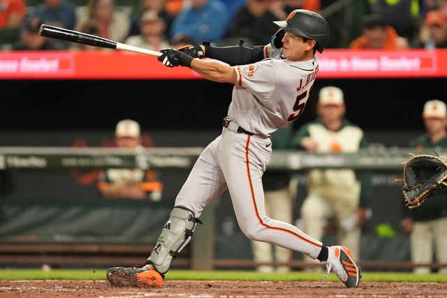 이정후는 11일 미국 메릴랜드주 볼티모어의 오리올 파크 앳 캠든 야즈에서 열린 볼티모어 오리올스와 2026 미국 메이저리그 정규시즌 원정경기에서 팀의 6번 타자 겸 우익수로 출전, 4타수 2안타 2타점 1득점을 기록했다. 2회 2루타에 이어 7회에는 마수걸이 홈런까지 터트렸다. 올 시즌 14번째 경기에서 나온 홈런포였다. 4월 월간 타율 0.083으로 부진하던 이정후는 오랜만에 멀티히트를 터트려 반등의 계기를 마련했다. 연합뉴스