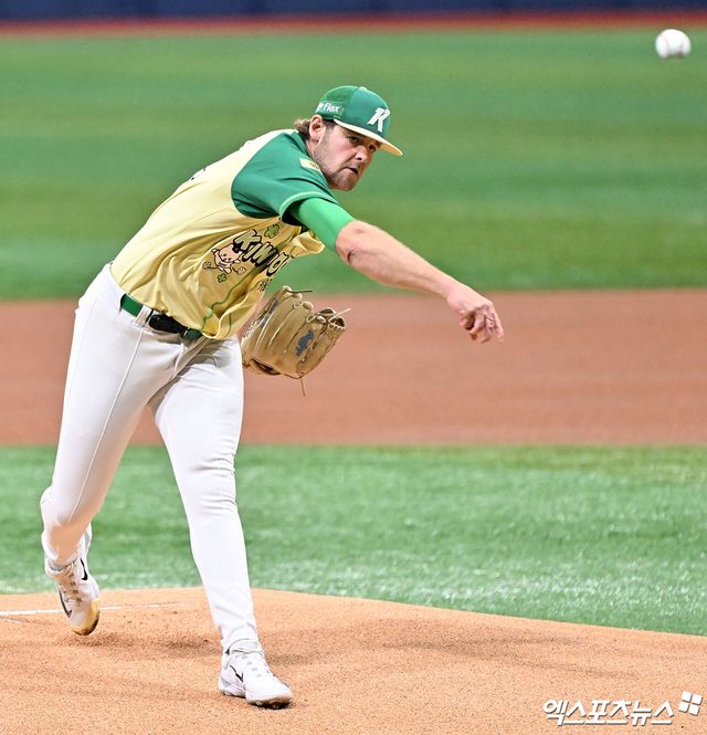키움 히어로즈 외국인 투수 네이선 와일스가 11일 서울 고척스카이돔에서 열린 2026 신한 SOL KBO리그 롯데 자이언츠와의 팀 간 2차전에 선발등판, 7이닝 무실점으로 호투했다. 사진 김한준 기자