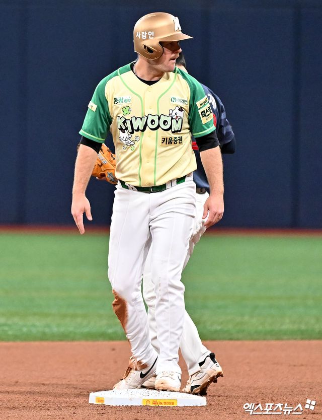 키움 히어로즈 외국인 타자 트렌턴 브룩스가 11일 서울 고척스카이돔에서 열린 2026 신한 SOL KBO리그 롯데 자이언츠와의 팀 간 2차전에서 1회말 도루 성공 후 득점을 기록했다. 사진 김한준 기자