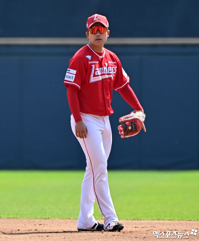 12일 오후 서울 송파구 잠실야구장에서 열린 '2026 신한 SOL Bank KBO리그' SSG 랜더스와 LG 트윈스의 경기, 1회말 SSG 석정우가 2루수로 출전하고 있다. 잠실, 김한준 기자