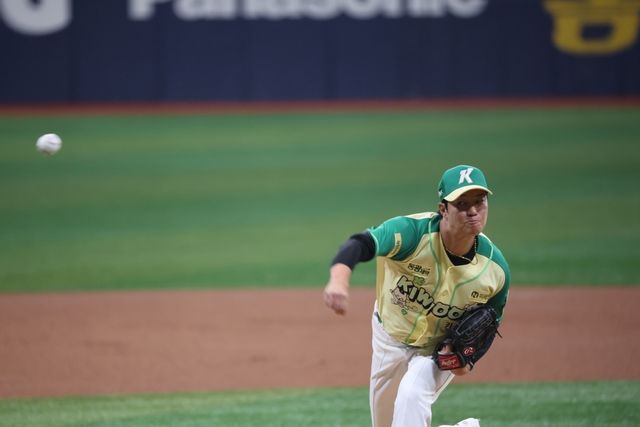 안우진은 12일 서울 고척 스카이돔에서 열리는 롯데 자이언츠와 2026 신한 SOL Bank KBO 리그 정규시즌 홈경기에서 선발투수로 나섰다. 이날 경기는 안우진의 부상 복귀전이다. 그는 지난 2023년 8월 31일 인천 SSG 랜더스전 이후 무려 955일 만에 1군 마운드를 밟았다. 첫 타자 황성빈을 상대로 안우진은 초구 157km/h 패스트볼 스트라이크, 다음 공 159km/h 낮은 볼을 던졌다. 4구째 무려 160km/h가 찍혔다. 황성빈을 땅볼로 잡아낸 그는 다음 타자 빅터 레이예스를 3구 삼진으로 처리했다. 이후 노진혁에 볼넷, 한동희에 안타를 맞았으나 전준우를 땅볼 처리하면서 1이닝 무실점으로 재활 등판을 마쳤다. 연합뉴스