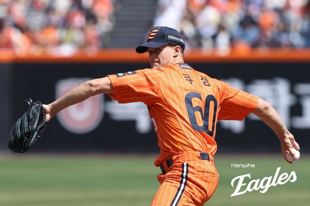 한화 이글스 외국인 투수 잭 쿠싱이 KBO리그 데뷔전을 치러 아쉬운 결과를 남겼다. 쿠싱은 12일 대전 한화생명볼파크에서 열린 2026 신한 SOL뱅크 KBO리그 KIA 타이거즈전에 선발 등판해 3이닝 4피안타 3탈삼진 1볼넷 3실점을 기록했다. 앞서 햄스트링 근육 파열 부상으로 이탈한 오웬 화이트의 6주 임시 대체자로 팀에 합류한 쿠싱은 KBO리그 데뷔전에 나섰다. 화이트는 총액 100만 달러(한화 약 15억원)에 한화와 계약했으나 개막하자마자 부상자 리스트에 이름을 올렸다. 한화는 미리 준비한 대체 외인 리스트 중 쿠싱을 뽑아 빠르게 합류시켰다. 한화 이글스