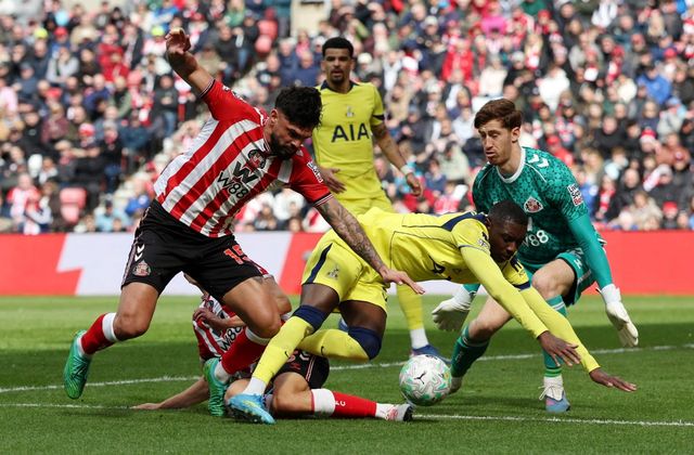 토트넘 홋스퍼는 12일(한국시간) 영국 선덜랜드에 위치한 스타디움 오브 라이트에서 열린 선덜랜드와의 2025-2026 잉글리시 프리미어리그 32라운드 원정 경기에서 0-1로 패했다. 경기에 앞서 토트넘은 무승 행진에서 탈출하기 위해 지난 1일 프랑스 명문 올랭피크 마르세유를 이끌던 이탈리아 출신 지도자 로베르토 데 제르비 감독을 선임했다. 그러나 데 제르비 감독 선임에도 토트넘은 선덜랜드전에서 패하며 14경기 무승(5무9패)을 기록해 강등권 탈출에 실패했다. 연합뉴스