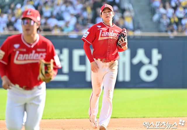 12일 오후 서울 송파구 잠실야구장에서 열린 '2026 신한 SOL Bank KBO리그' SSG 랜더스와 LG 트윈스의 경기, 5회말 1사 만루 LG 박동원의 내야땅볼때 SSG 박성한이 송구 실책을 하고 있다. 잠실, 김한준 기자