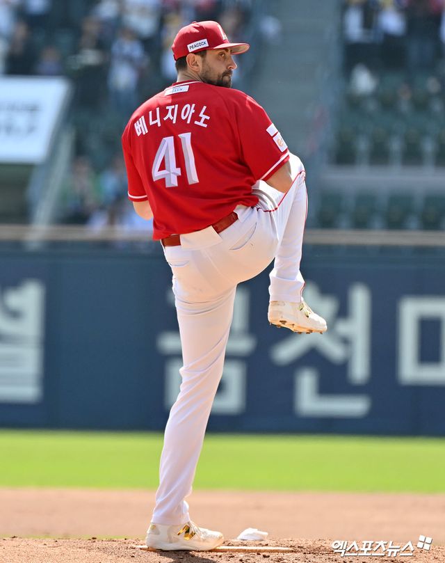 12일 오후 서울 송파구 잠실야구장에서 열린 '2026 신한 SOL Bank KBO리그' SSG 랜더스와 LG 트윈스의 경기, 1회말 SSG 선발투수 베니지아노가 공을 힘차게 던지고 있다. 잠실, 김한준 기자