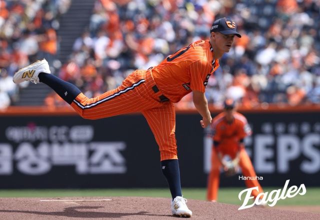 한화 이글스 외국인 투수 잭 쿠싱이 KBO리그 데뷔전을 치러 아쉬운 결과를 남겼다. 쿠싱은 12일 대전 한화생명볼파크에서 열린 2026 신한 SOL뱅크 KBO리그 KIA 타이거즈전에 선발 등판해 3이닝 4피안타 3탈삼진 1볼넷 3실점을 기록했다. 앞서 햄스트링 근육 파열 부상으로 이탈한 오웬 화이트의 6주 임시 대체자로 팀에 합류한 쿠싱은 KBO리그 데뷔전에 나섰다. 화이트는 총액 100만 달러(한화 약 15억원)에 한화와 계약했으나 개막하자마자 부상자 리스트에 이름을 올렸다. 한화는 미리 준비한 대체 외인 리스트 중 쿠싱을 뽑아 빠르게 합류시켰다. 한화 이글스