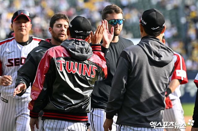 12일 오후 서울 송파구 잠실야구장에서 열린 '2026 신한 SOL Bank KBO리그' SSG 랜더스와 LG 트윈스의 경기, LG가 SSG에 9:1로 승리하며 7연승을 기록했다. 이날 경기에서 승리한 LG 선수들이 기뻐하고 있다. 잠실, 김한준 기자