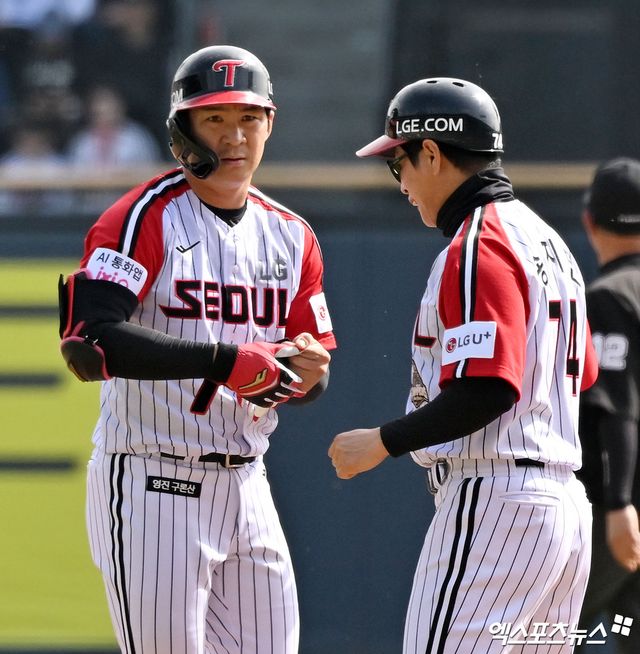 12일 오후 서울 송파구 잠실야구장에서 열린 '2026 신한 SOL Bank KBO리그' SSG 랜더스와 LG 트윈스의 경기, 4회말 LG 오지환이 우중간 2루타를 날리고 있다. 오지환은 KBO 역대 21번째 350 2루타를 기록했다. 잠실, 김한준 기자
