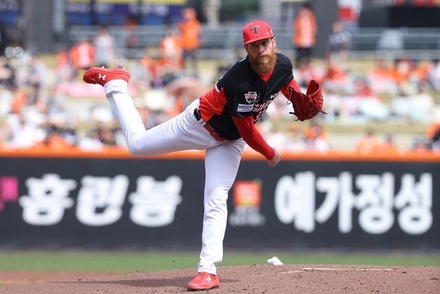 KIA 타이거즈가 포수 한준수의 4안타 1홈런 3타점 맹활약에 힘입어 4연승에 성공했다. 반면, 한화 이글스는 3실책 자멸 속에 충격적인 주말 시리즈 싹쓸이 패배를 당했다. KIA는 12일 대전 한화생명볼파크에서 2026 신한 SOL뱅크 KBO리그 한화전을 치러 9-3으로 승리했다. 4연승을 내달린 KIA는 시즌 6승7패를 기록하면서 3연패에 빠진 한화와 공동 6위로 올라섰다. KIA는 일주일 전만 해도 최하위까지 내려가며 시즌 극초반 위기에 몰렸으나 한화전 3연승을 기반 삼아 반등의 신호탄을 쐈다. KIA 타이거즈