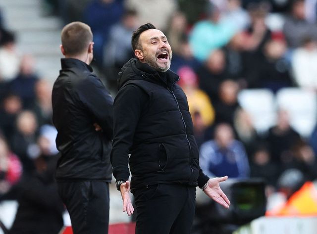 토트넘 홋스퍼는 12일(한국시간) 영국 선덜랜드에 위치한 스타디움 오브 라이트에서 열린 선덜랜드와의 2025-2026 잉글리시 프리미어리그 32라운드 원정 경기에서 0-1로 패했다. 경기에 앞서 토트넘은 무승 행진에서 탈출하기 위해 지난 1일 프랑스 명문 올랭피크 마르세유를 이끌던 이탈리아 출신 지도자 로베르토 데 제르비 감독을 선임했다. 그러나 데 제르비 감독 선임에도 토트넘은 선덜랜드전에서 패하며 14경기 무승(5무9패)을 기록해 강등권 탈출에 실패했다. 연합뉴스