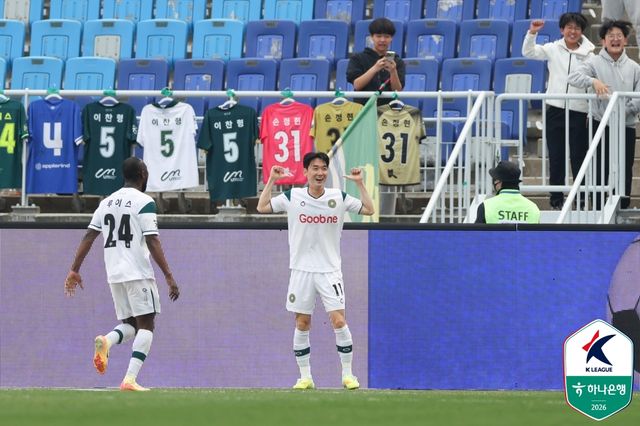 고정운 감독이 이끄는 김포FC는 12일 수원월드컵경기장에서 열린 수원삼성과의 '하나은행 K리그2 2026' 7라운드 원정 경기에서 후반 43분에 터진 이시헌의 결승골에 힘입어 1-0 승리를 거뒀다. 이날 승리로 김포는 4경기 만에 승리를 챙기며 승점을 11(3승2무1패로 늘려 6위로 올라섰다. 수원은 개막 후 처음으로 패배를 맛보며 승점 16(5승1무1패)과 2위 자리를 유지했다. 더불어 지난 2월 서울 이랜드와의 개막전(2-1) 이후 6경기 만에 실점을 허용했다. 한국프로축구연맹 제공