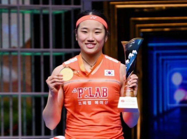 안세영(삼성생명·세계 1위)은 12일(한국시간) 중국 닝보의 올림픽스포츠센터 체육관에서 열린 2026 아시아배드민턴선수권대회 여자단식 결승전에서 중국의 왕즈이(세계 2위)를 게임스코어 2-1(21-12 17-21 21-18)로 꺾고 우승을 차지했다. 아시아선수권대회 우승으로 안세영은 배드민턴 '그랜드슬램'을 달성했다. 더불어 배드민턴 여자단식 최초로 7번째 커리어 그랜드슬램(올림픽, 세계선수권, 아시안게임, 아시아선수권, 전영 오픈, 월드투어 파이널 우승)을 달성했다. 사진=아시아배드민턴연맹, 대한배드민턴협회 제공