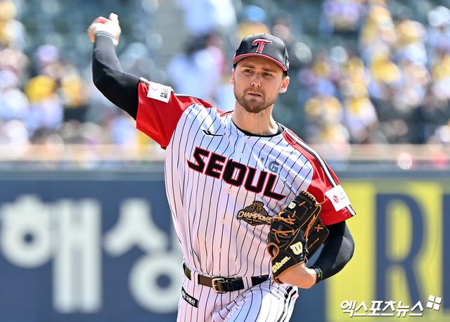 12일 오후 서울 송파구 잠실야구장에서 열린 '2026 신한 SOL Bank KBO리그' SSG 랜더스와 LG 트윈스의 경기, 1회초 LG 선발투수 톨허스트가 공을 힘차게 던지고 있다. 잠실, 김한준 기자