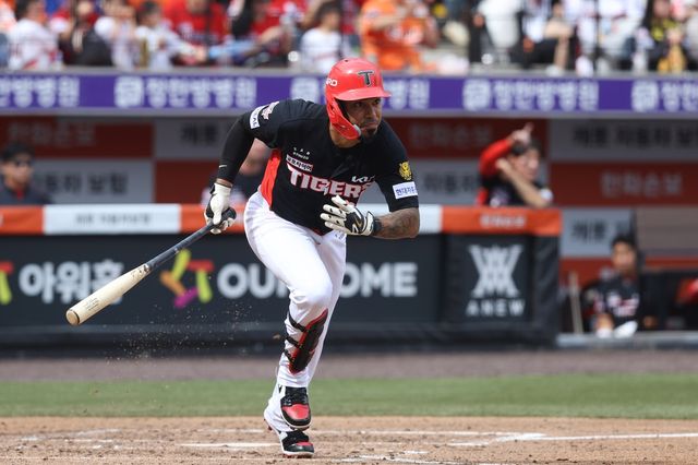 KIA 타이거즈가 포수 한준수의 4안타 1홈런 3타점 맹활약에 힘입어 4연승에 성공했다. 반면, 한화 이글스는 3실책 자멸 속에 충격적인 주말 시리즈 싹쓸이 패배를 당했다. KIA는 12일 대전 한화생명볼파크에서 2026 신한 SOL뱅크 KBO리그 한화전을 치러 9-3으로 승리했다. 4연승을 내달린 KIA는 시즌 6승7패를 기록하면서 3연패에 빠진 한화와 공동 6위로 올라섰다. KIA는 일주일 전만 해도 최하위까지 내려가며 시즌 극초반 위기에 몰렸으나 한화전 3연승을 기반 삼아 반등의 신호탄을 쐈다. KIA 타이거즈