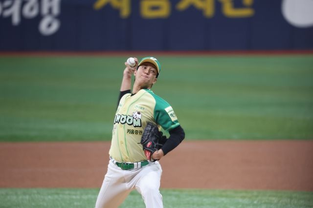 안우진은 12일 서울 고척 스카이돔에서 열리는 롯데 자이언츠와 2026 신한 SOL Bank KBO 리그 정규시즌 홈경기에서 선발투수로 나섰다. 이날 경기는 안우진의 부상 복귀전이다. 그는 지난 2023년 8월 31일 인천 SSG 랜더스전 이후 무려 955일 만에 1군 마운드를 밟았다. 첫 타자 황성빈을 상대로 안우진은 초구 157km/h 패스트볼 스트라이크, 다음 공 159km/h 낮은 볼을 던졌다. 4구째 무려 160km/h가 찍혔다. 황성빈을 땅볼로 잡아낸 그는 다음 타자 빅터 레이예스를 3구 삼진으로 처리했다. 이후 노진혁에 볼넷, 한동희에 안타를 맞았으나 전준우를 땅볼 처리하면서 1이닝 무실점으로 재활 등판을 마쳤다. 연합뉴스