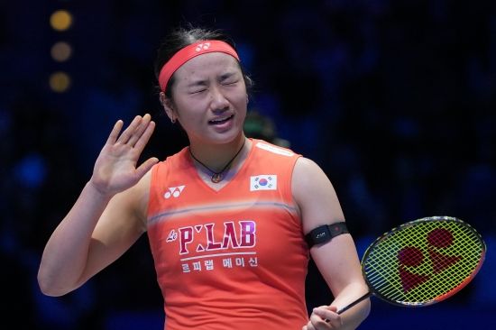 배드민턴 여자단식 1위 안세영은 12일(한국시간) 중국 닝보의 올림픽스포츠센터 체육관에서 끝난 2026 아시아배드민턴선수권대회(개인전) 여자단식 결승에서 숙적 왕즈이(중국·세계 2위)를 게임스코어 2-1로 물리치고 금메달을 따냈다. 이번 대회 우승으로 안세영은 배드민턴 그랜드슬램을 달성했다. 안세영은 지난 2023년 세계선수권대회, 아시안게임에서 연달아 금메달을 따냈다. 이어 2024년 파리 하계올림픽에서 꿈에 그리던 올림픽 금메달까지 목에 걸었다. 안세영은 그랜드슬램에 해당되는 4개 메이저대회 중 비중이 가장 떨어지는 아시아선수권에선 번번히 우승을 이루지 못했으나 이번에 마지막 퍼즐을 맞췄다. 연합뉴스