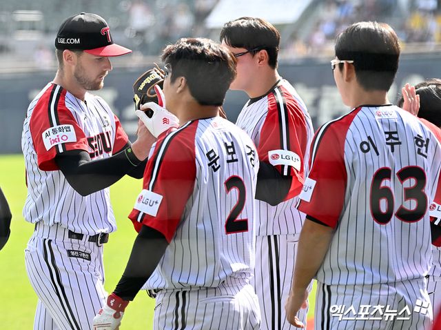 12일 오후 서울 송파구 잠실야구장에서 열린 '2026 신한 SOL Bank KBO리그' SSG 랜더스와 LG 트윈스의 경기, 5회초 수비를 마친 LG 톨허스트가 더그아웃으로 향하고 있다. 잠실, 김한준 기자