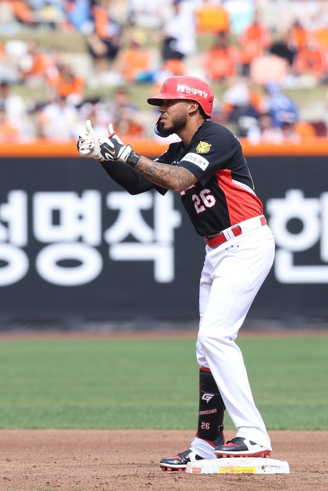 KIA 타이거즈가 포수 한준수의 4안타 1홈런 3타점 맹활약에 힘입어 4연승에 성공했다. 반면, 한화 이글스는 3실책 자멸 속에 충격적인 주말 시리즈 싹쓸이 패배를 당했다. KIA는 12일 대전 한화생명볼파크에서 2026 신한 SOL뱅크 KBO리그 한화전을 치러 9-3으로 승리했다. 4연승을 내달린 KIA는 시즌 6승7패를 기록하면서 3연패에 빠진 한화와 공동 6위로 올라섰다. KIA는 일주일 전만 해도 최하위까지 내려가며 시즌 극초반 위기에 몰렸으나 한화전 3연승을 기반 삼아 반등의 신호탄을 쐈다. KIA 타이거즈