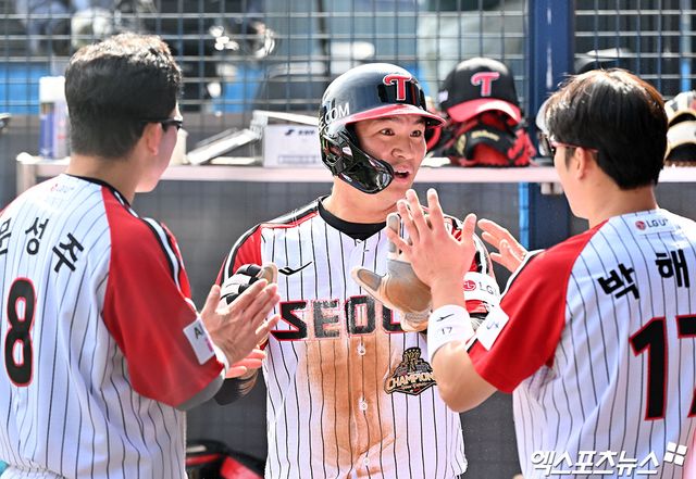 12일 오후 서울 송파구 잠실야구장에서 열린 '2026 신한 SOL Bank KBO리그' SSG 랜더스와 LG 트윈스의 경기, 4회말 1사 3루 LG 오지환이 홍창기의 내야땅볼때 홈으로 쇄도하며 득점에 성공하고 있다. 잠실, 김한준 기자