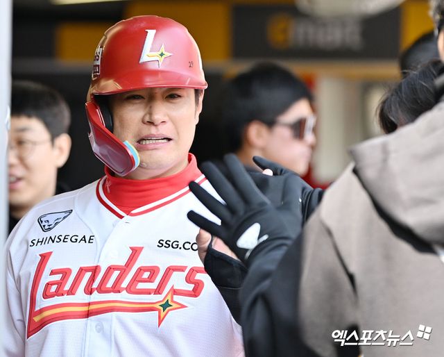 20일 오후 인천SSG랜더스필드에서 열린 '2026 신한 SOL Bank KBO리그' LG 트윈스와 SSG 랜더스의 시범경기, 4회말 1사 1루 SSG 김재환이 고명준의 투런 홈런때 득점에 성공하고 있다. 엑스포츠뉴스 DB