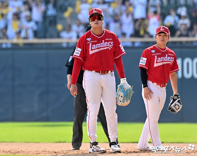 12일 오후 서울 송파구 잠실야구장에서 열린 '2026 신한 SOL Bank KBO리그' SSG 랜더스와 LG 트윈스의 경기, 5회말 1사 만루 SSG 고명준이 송구 실책을 한 후 아쉬워하고 있다. 잠실, 김한준 기자